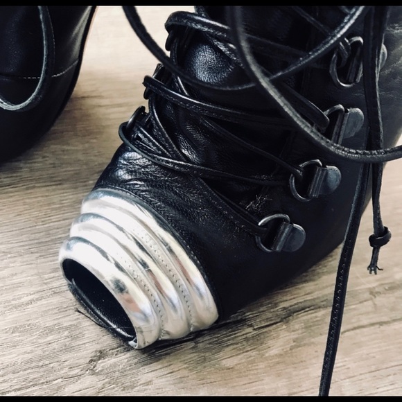 Manolo Blahnik | Leather |  Lace Up Booties | RARE - Picture 4 of 14